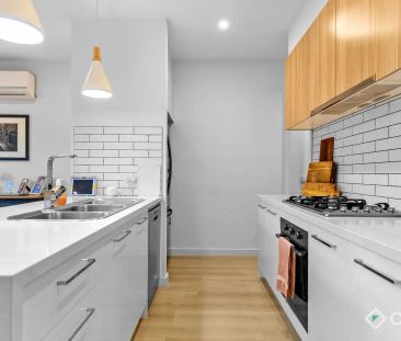 “Stylish & Contemporary Living!” - Photo 4