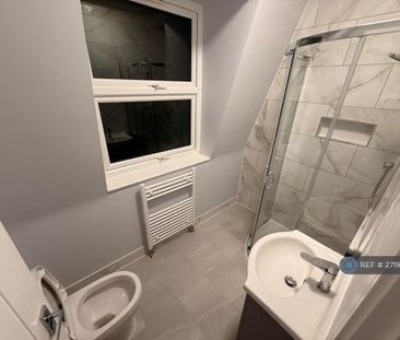 3 bedroom flat to rent - Photo 6