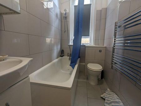 1 bedroom in a flat share to rent - Photo 4