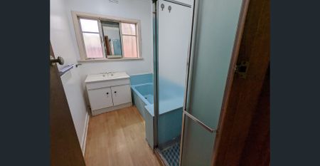 GLEN WAVERLEY SCHOOL ZONE! - Photo 2