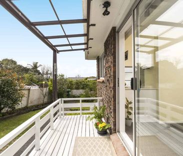 West Is Best – Cozy 2-Bedroom Standalone Home with Spacious Living - Photo 4