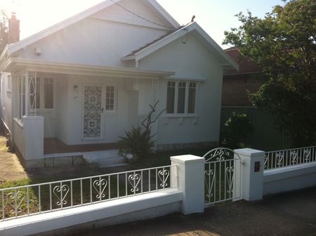 Beautifully presented three bedroom freestanding home in excellent location. - Photo 3