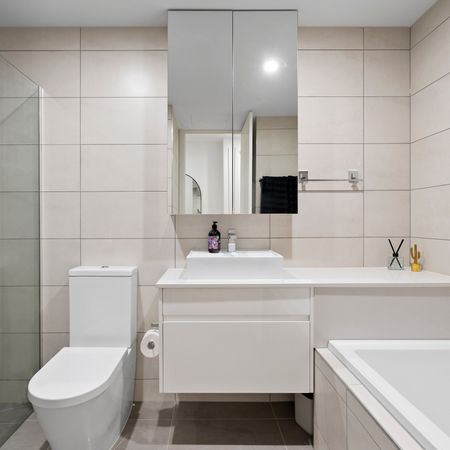 Serene elegance and prized convenience - Photo 3