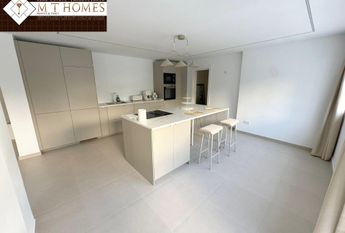 LARGE DETACHED VILLA WITH PRIVATE POOL AND GARDEN