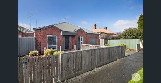 4 BEDROOM HOME IN PRIME CENTRAL LOCATION - Photo 1