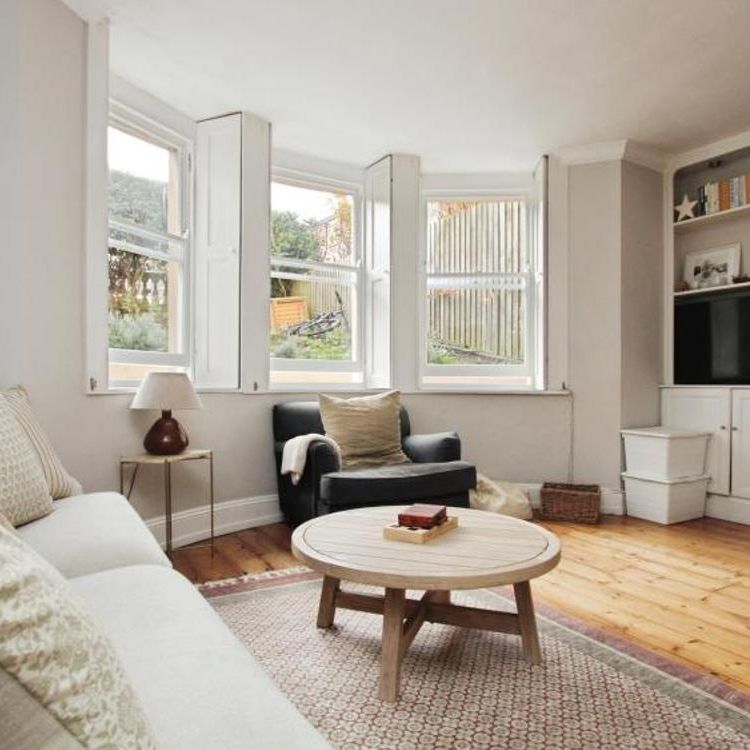 Ocean Lettings and Management present a modern two-bedroom garden flat on Osborne Road, Clifton, with open-plan living and a private garden. Close to Clifton Village, Whiteladies Road and transport links. The property can be offered on a furnished or unfurnished basis. - Photo 1