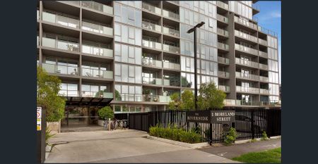 Modern Two Bedroom Apartment - Photo 2