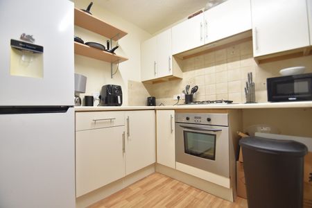 2 bedroom terraced house to rent - Photo 4