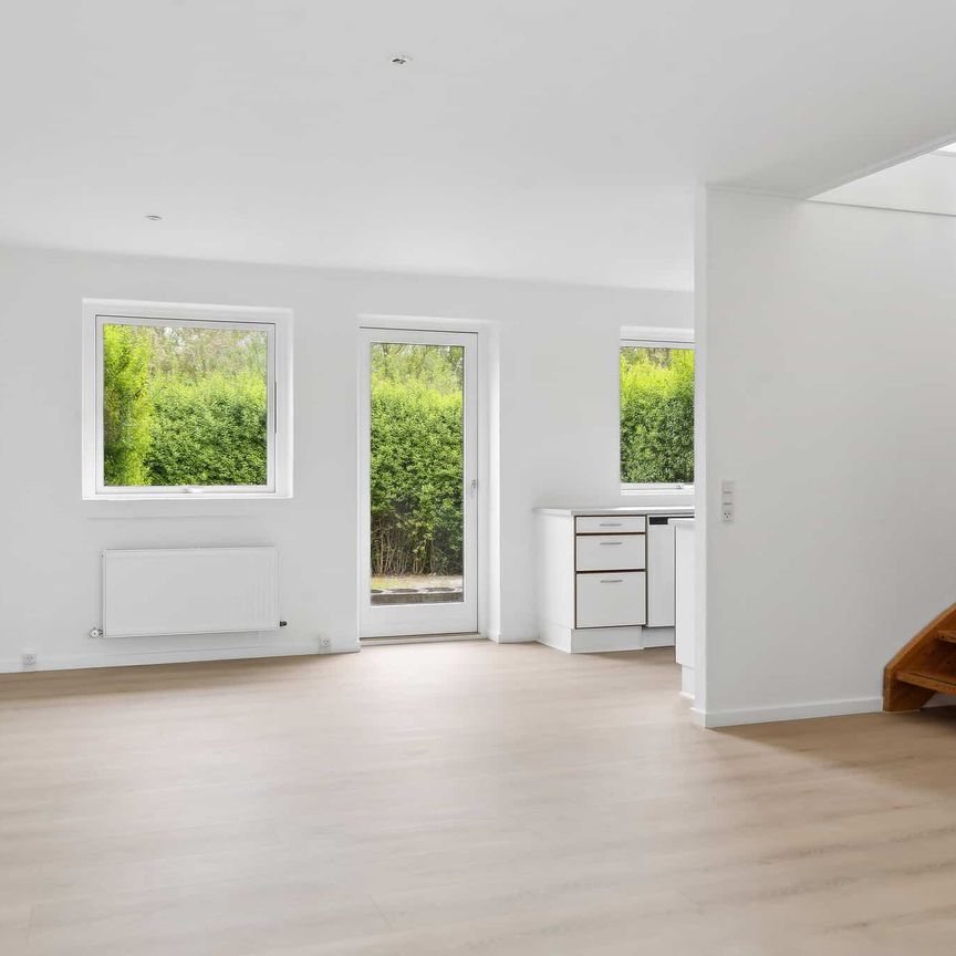 Dejligt rækkehus i grønt område og med 1. sal - Photo 1