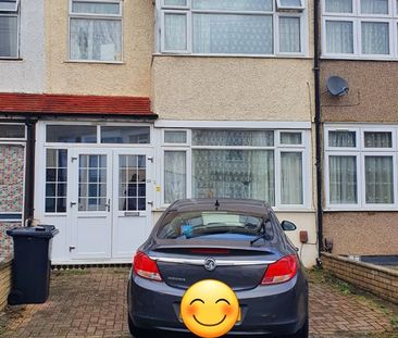 3 Bed Terraced House, Whites Avenue, IG2 - Photo 5