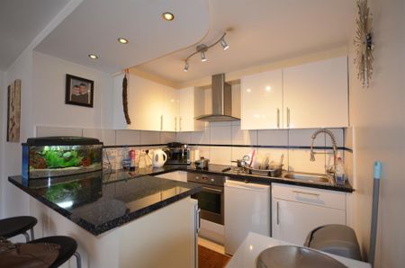 2 bedroom flat to rent - Photo 2