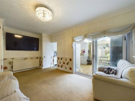 3 bedroom semi-detached house to rent - Photo 2