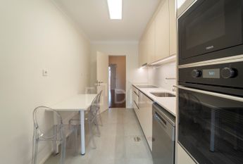 Apartamento T2 renovado para arrendar na Rua São João Bosco