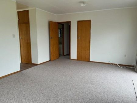 Tidy 2-bedroom home - water & lawns included - Photo 4