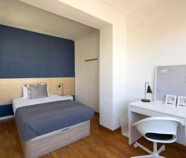 Single Bed in Rooms for rent in 5-bedroom apartment in Eixample - Photo 3