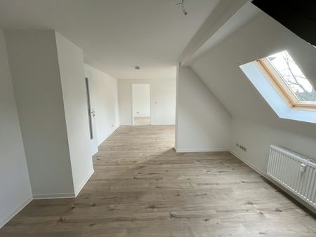 Dachgeschoss-Wohnung mit Wohlfühlfaktor – Einbauküche & Garten möglich - Photo 4