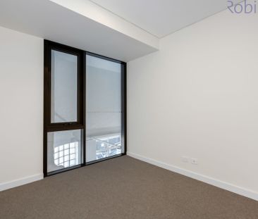 Modern split-level apartment with luxe finishes in a prime location. - Photo 4