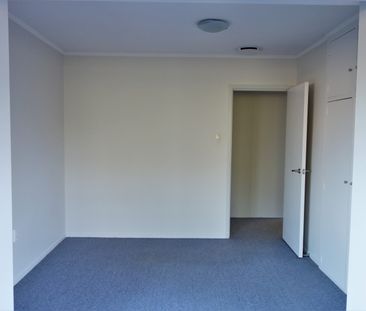 Great Location 3-Bed House with Double Garage - Photo 2