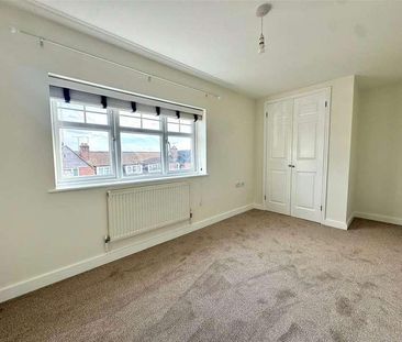 Hill View Road, Farnham, Surrey, GU9 - Photo 2