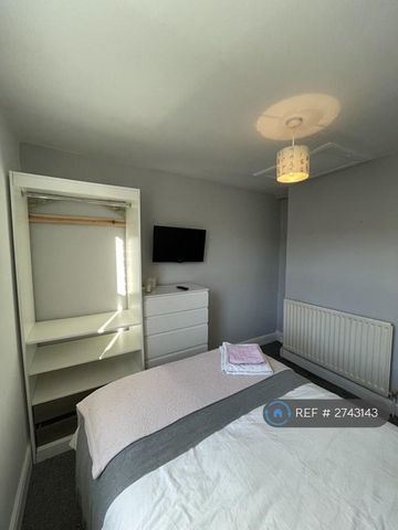 1 bedroom in a house share to rent - Photo 3