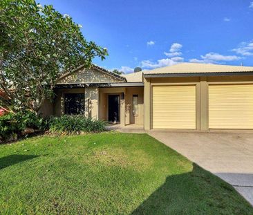 STUNNING FAMILY HOME WITH LARGE POOL - DURACK - Photo 4