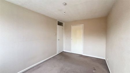 Pinewood Park, Farnborough, GU14 - Photo 4