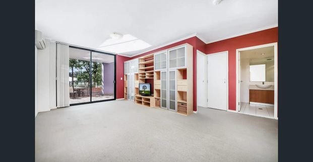 Oversized balcony with oval facing - Photo 1