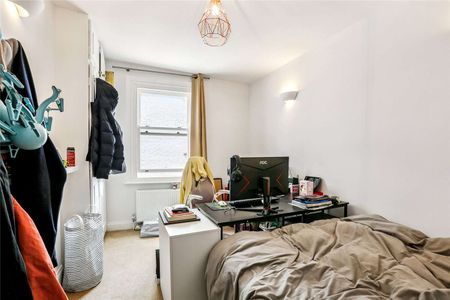 A spacious six bedroom family home with a lovely private garden, perfectly situated in Fulham just moments away from convenient local shops - Photo 3