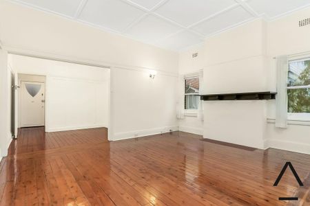Spacious Top Floor Two Bedroom Apartment - Photo 2