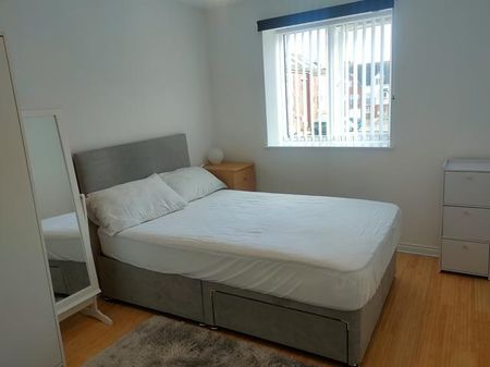 1 bedroom in a flat share to rent - Photo 5