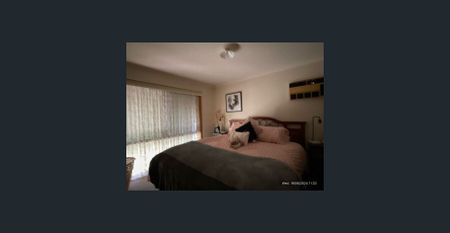 TWO BEDROOM UNIT ! - Photo 3