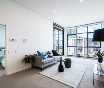 Contemporary Living with Captivating Water Views - Photo 6