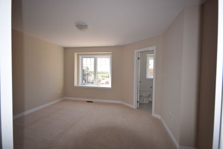 For Lease - 3273 Mockingbird Common Court, Oakville, Ontario - Photo 2