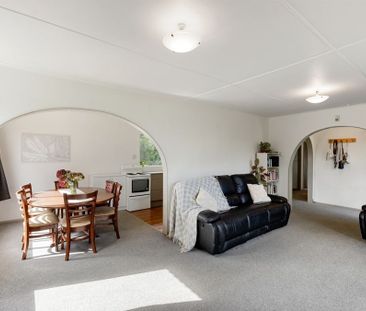 Located in the heart of Hillcrest, this desirable three-bedroom hom... - Photo 3