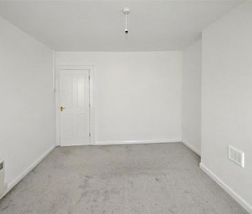 3 bedroom flat to rent - Photo 4