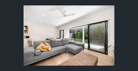 Executive Townhome Living – Fully Furnished! - Photo 5