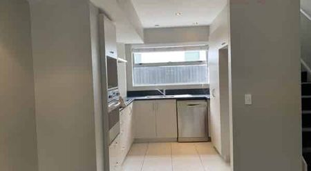 Modern two-level townhouse - Photo 3