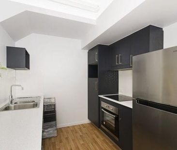 Modern Two-Bedroom Apartment with Balcony in North Ward - Photo 6