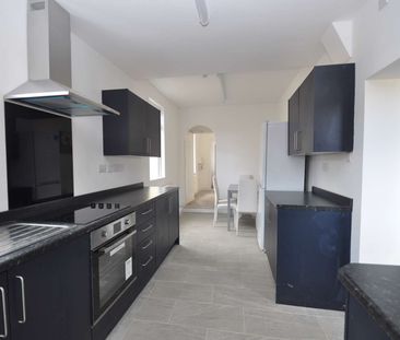 Professional Houseshare GL1 Room 4 - Photo 1