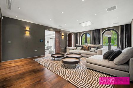 6 bedroom detached house to rent - Photo 2