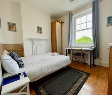Flat 300 Fulham Palace Road, Fulham W6 9HH - Photo 2