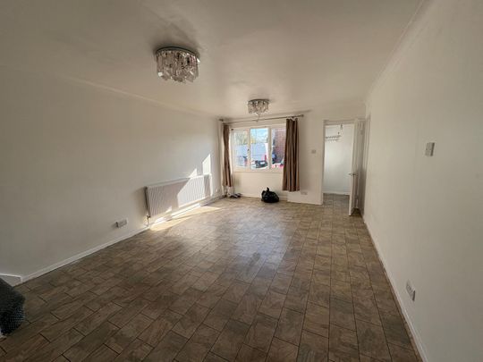 Cleave Avenue, Hayes - Photo 1