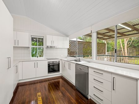 Charming Queenslander with Modern Comforts - Photo 3