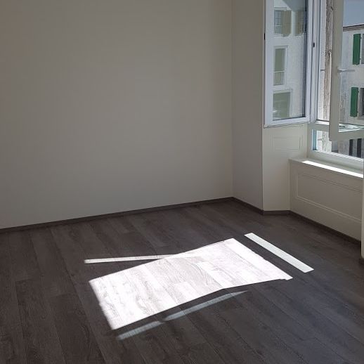 Bel appartement de 3 pièces au 1er étage avec balcon - Photo 1