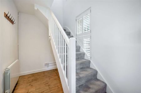 Superbly presented 3 bedroom house with garden and conservatory. - Photo 3