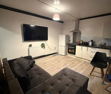 £1,250 PCM, Two Bedroom Ground Floor Flat with Enclosed Garden in R... - Photo 3