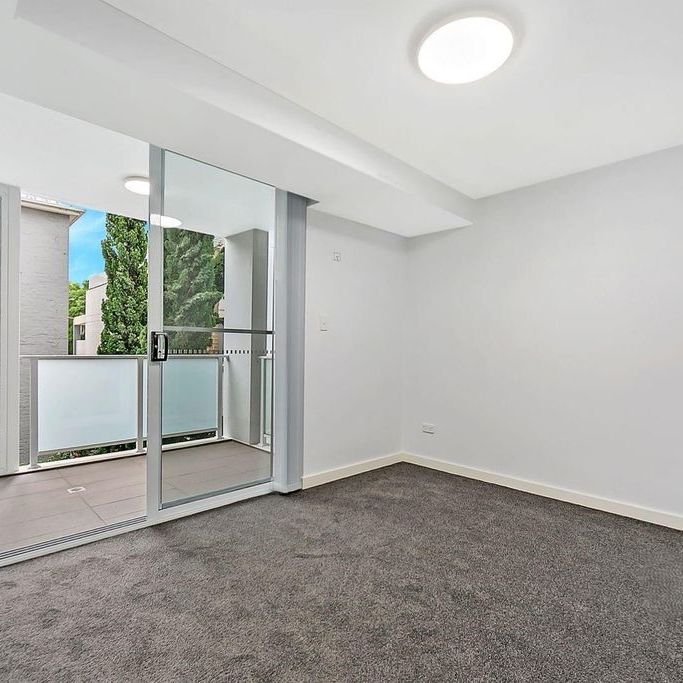 Modern Masterpiece – Split Level Two Bedroom Townhouse Style Apartment With One and a Half Bathrooms - Photo 1