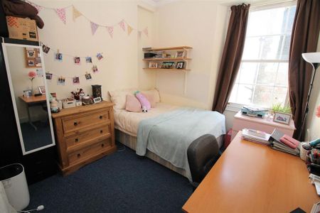 4 bedroom flat to rent - Photo 4