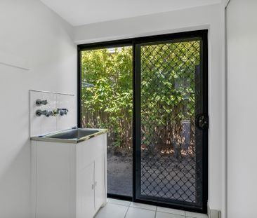 BRIGHT, SPACIOUS & EFFORTLESSLY COMFORTABLE LIVING IN MT SHERIDAN - Photo 2