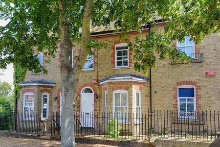 4 bedroom terraced house to rent - Photo 2